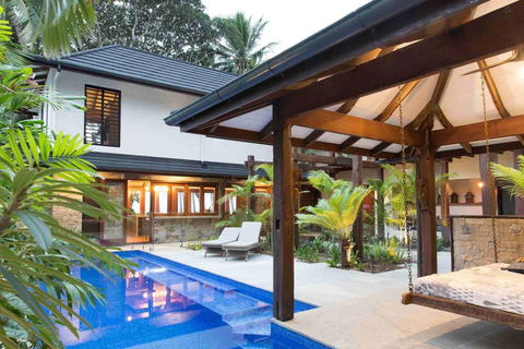 Spice At Oak Award Winning Luxury Absolute Oceanfront House Oak Beach Near Port Douglas - Pubs and Clubs 0