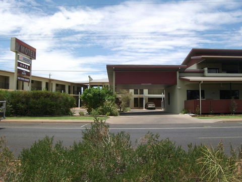 Spinifex Motel And Serviced Apartments - Pubs and Clubs 2
