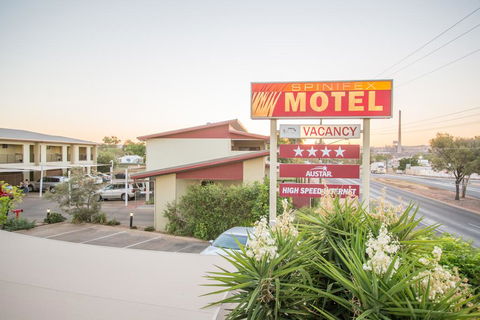 Spinifex Motel And Serviced Apartments - Pubs and Clubs 3