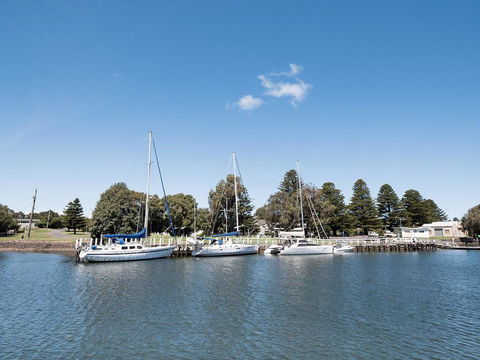Spinnakers Waterfront - Pubs and Clubs 2