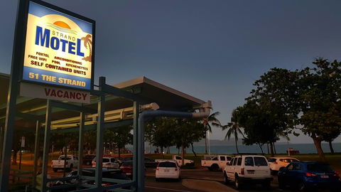 Strand Motel - Go Out 1