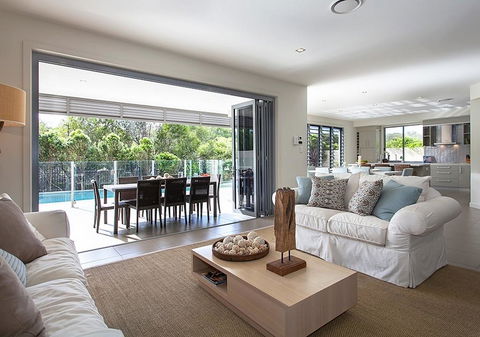 Stunning Beachside Home Minutes From Coolum Beach - Pubs and Clubs 3
