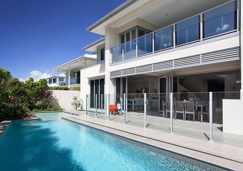 Stunning Beachside Home Minutes From Coolum Beach - Pubs and Clubs 0