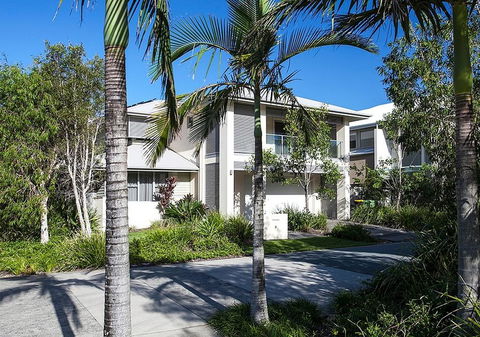 Stunning Beachside Home Minutes From Coolum Beach - Pubs and Clubs 1