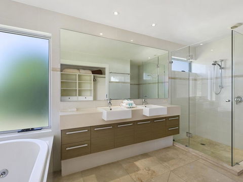 Stunning Riverfront Apartment In Noosaville - Unit 2 Wai Cocos 215 Gympie Terrace - Pubs and Clubs 3