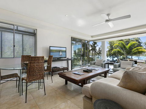 Stunning Riverfront Apartment In Noosaville - Unit 2 Wai Cocos 215 Gympie Terrace - Pubs and Clubs 2