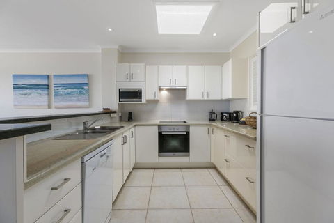 Stunning Top Floor Sunshine Beach Getaway! Unit 7 Vista Pacific 12 Bryan Street - Pubs and Clubs 3