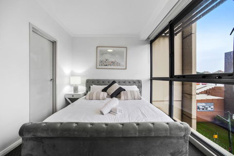 Stylish And Spacious Apt With Double Living Room - Pubs and Clubs 3