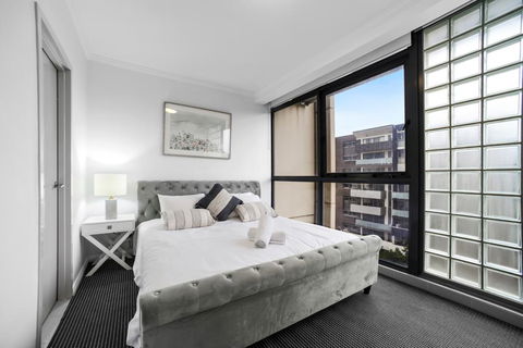 Stylish And Spacious Apt With Double Living Room - Pubs and Clubs 2