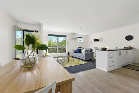 Stylish And Spacious Launceston Villa + Free Wifi - Pubs and Clubs 0