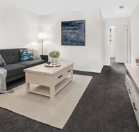 Stylish Split Level Apartment 13 Minutes From City - Pubs and Clubs