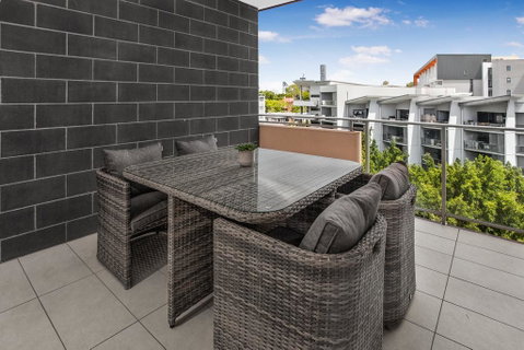 Stylish Split Level Apartment 13 Minutes From City - Pubs and Clubs 2
