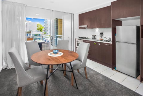 Stylish Split Level Apartment 13 Minutes From City - Pubs and Clubs 1