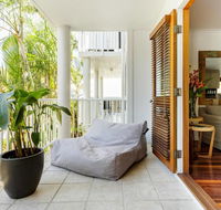 Stylish Tropical Oasis Apartment with Hot Tub and Four Pools - Pubs and Clubs