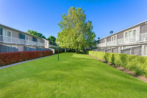 Summer East Apartments - Pubs and Clubs 0
