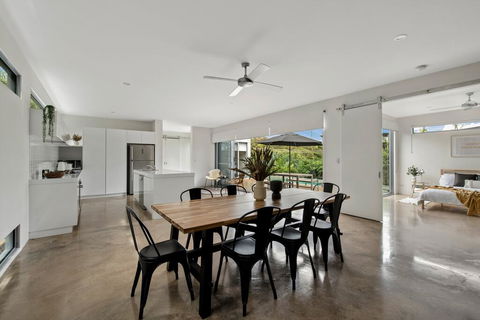 Sundays Beach House - Pubs and Clubs 1