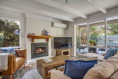 SunnySide At Sorrento: Walk To Beach & Village - Pubs and Clubs 3