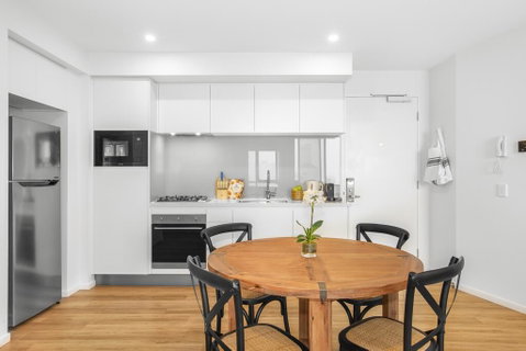 Sunny Modern Two-Bedroom Pad Steps From The Beach - Pubs and Clubs 3