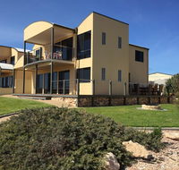 Sunset Cove Beach House - Pubs and Clubs