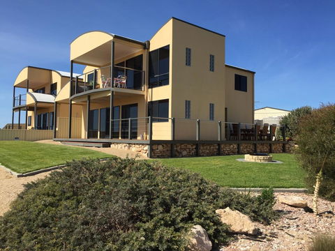 Sunset Cove Beach House - Pubs and Clubs 0