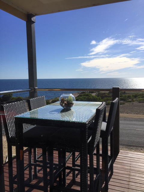 Sunset Cove Beach House - Pubs and Clubs 1