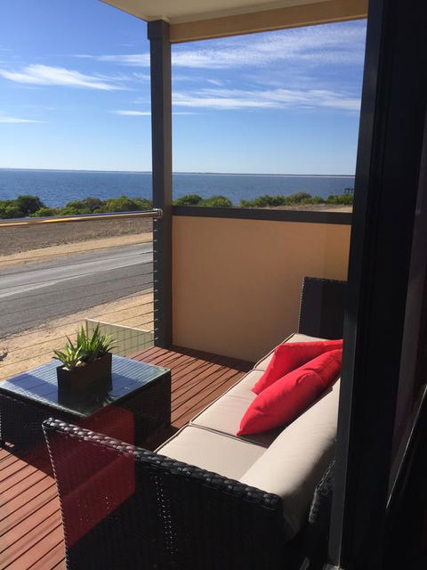 Sunset Cove Beach House - Pubs and Clubs 3