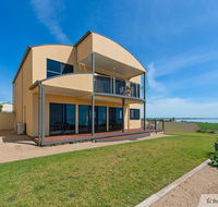 Sunset Cove Beach House - Pubs and Clubs