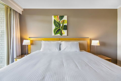 Super Convenient Apartment With Garden Views - Pubs and Clubs 1