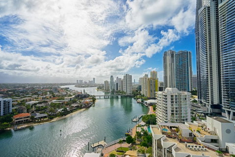 Superb Surfers Paradise Apartment - Top Location! - Pubs and Clubs 1