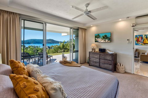 Superior Poinciana 011 On Hamilton Island - Pubs and Clubs 3