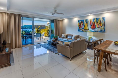 Superior Poinciana 011 On Hamilton Island - Pubs and Clubs 0
