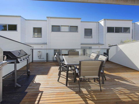 Surf Beach Townhouse - Pubs and Clubs 2