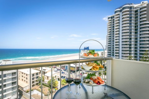 Surfers Beachside Holiday Apartments - Pubs and Clubs 0