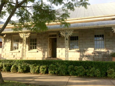 Surgeon's Cottage - Pubs and Clubs 0