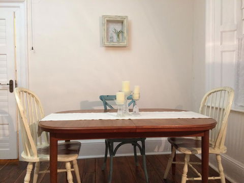 Surgeon's Cottage - Pubs and Clubs 2