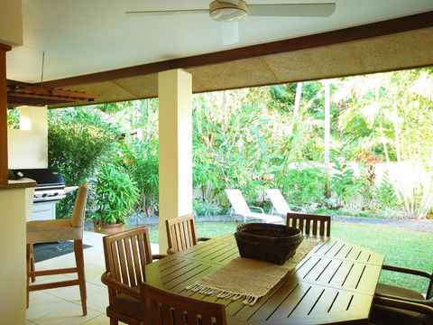 Surya Beachfront Villa No.1 - Pubs and Clubs 0