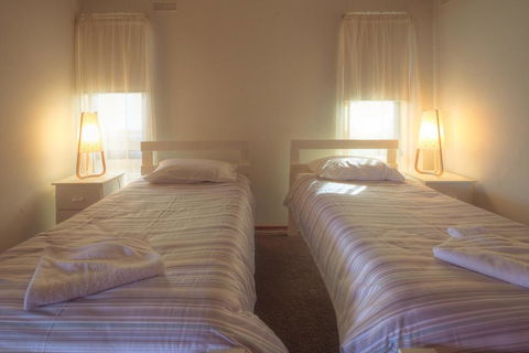Swimmers' Rest - Uninterrupted Panoramic Ocean Views - Pubs and Clubs 3