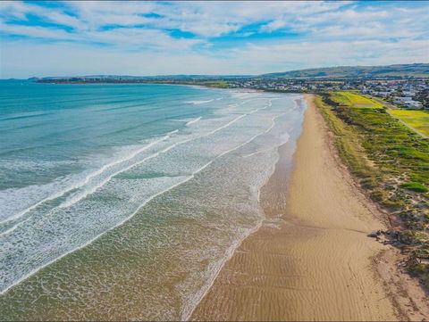 Tahren Beachfront Shack - Pubs and Clubs 2