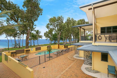 Taihoa Holiday Units Adults Only - Pubs and Clubs 1
