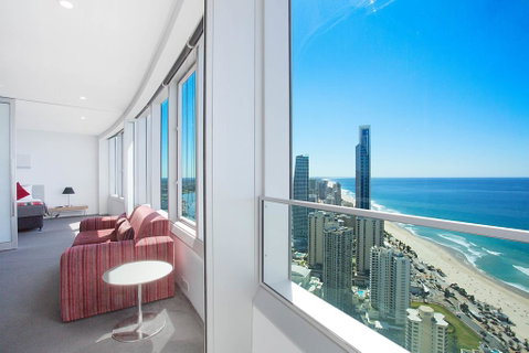 Tallest Tower SkyHomes  -  9 Hamilton Avenue - Pubs and Clubs 0