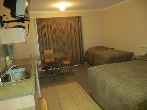 Tambo Mill Motel & Caravan Park - Pubs and Clubs 3
