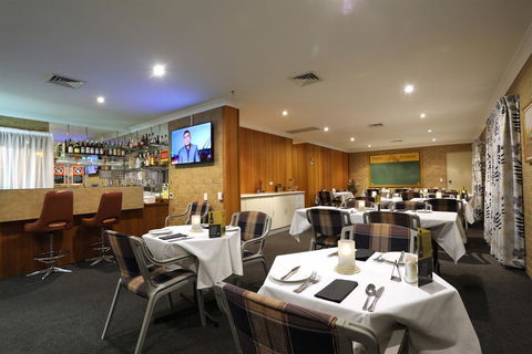Tamworth Motor Inn & Cabins - Pubs and Clubs 3