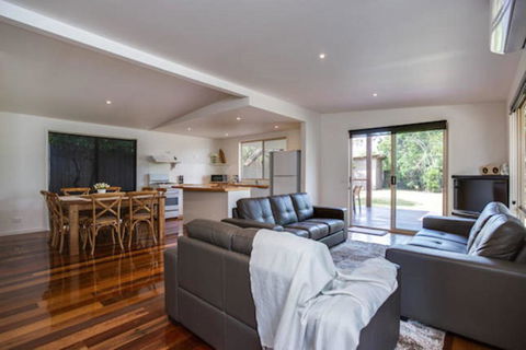 Tasman Surf House - So Close To The Beach - Pubs and Clubs 3