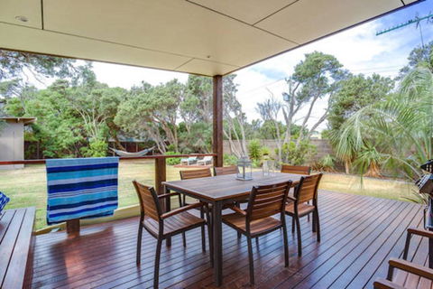 Tasman Surf House - So Close To The Beach - Pubs and Clubs 1