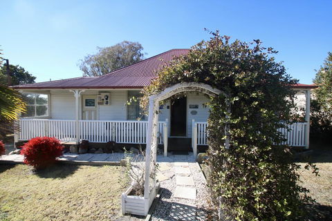Tenterfield Historic C1895 Cottage - Pubs and Clubs 1