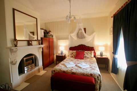 Tenterfield Historic C1895 Cottage - Pubs and Clubs 2