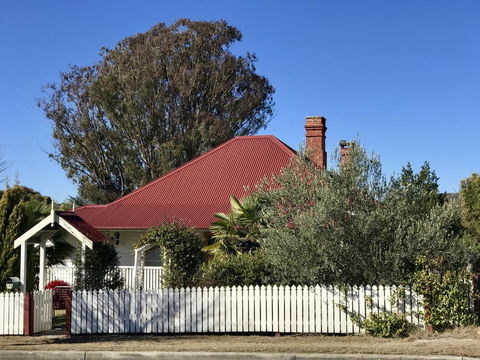 Tenterfield Historic C1895 Cottage - Pubs and Clubs 0