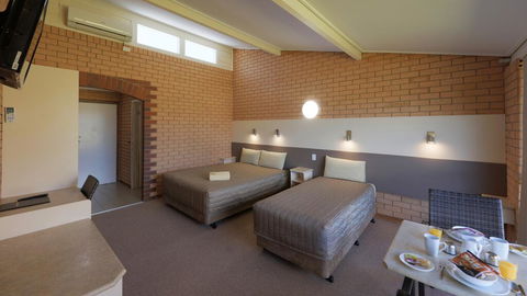 Tenterfield Motor Inn - Pubs and Clubs 1