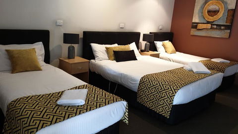 Tenterfield Tavern And Motor Inn - Go Out 1