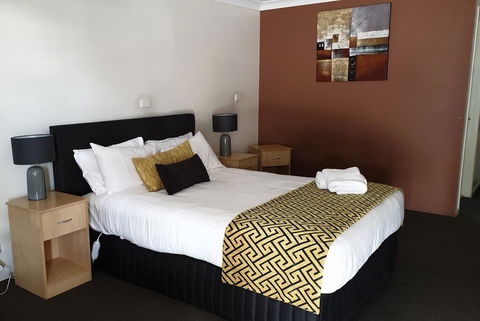 Tenterfield Tavern And Motor Inn - Pubs and Clubs 0